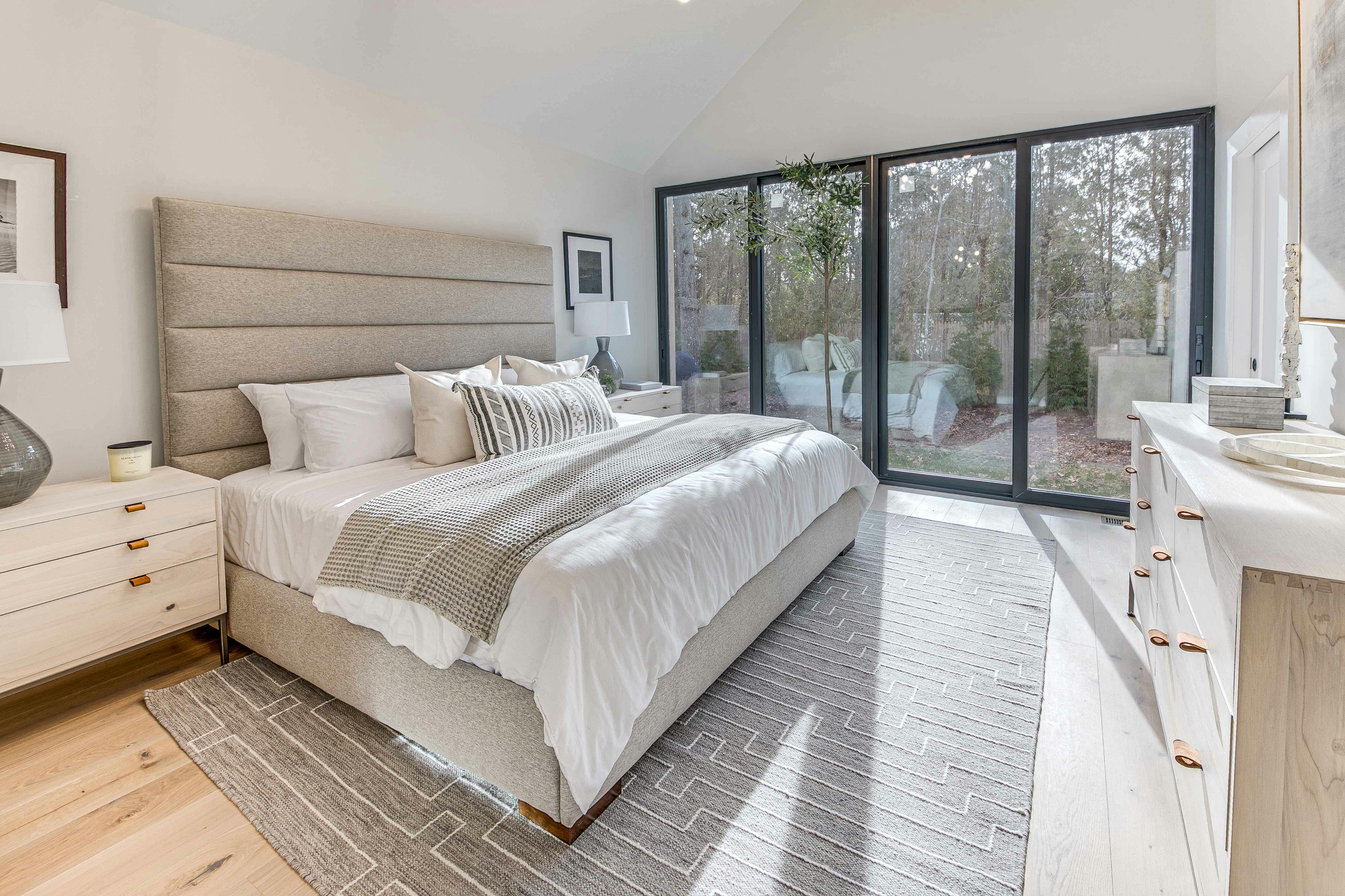 Meridith-Baer-Home-Home-Staging-Hamptons-East-Hampton-Contemporary-Bedroom